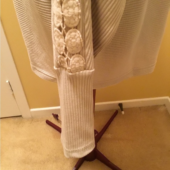 Nora Cora Bat Wing top with lace detail on arms NWT - Picture 6 of 13